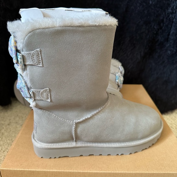 Sold- Ugg Bailey Bow - Picture 6 of 9